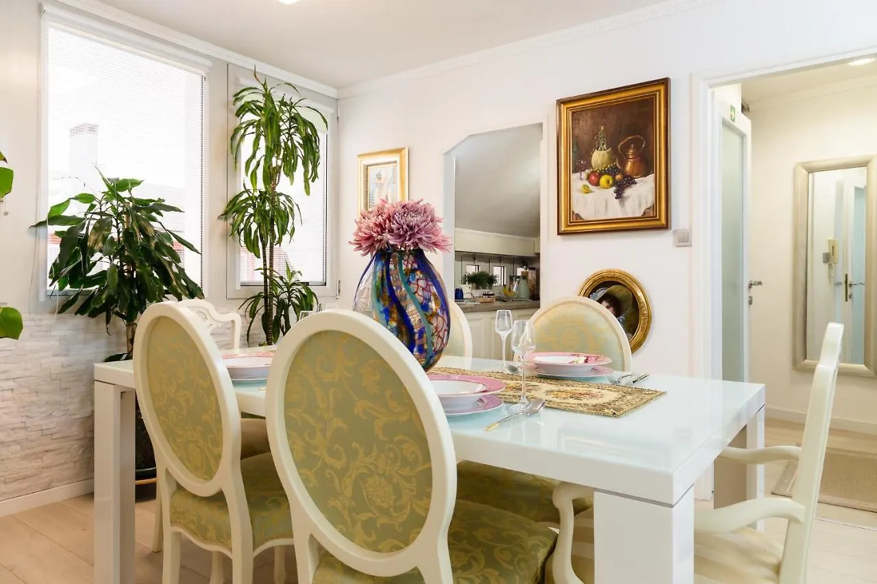 אומאג Luxury Apartment Sara