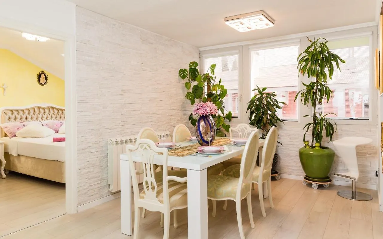 אומאג Luxury Apartment Sara